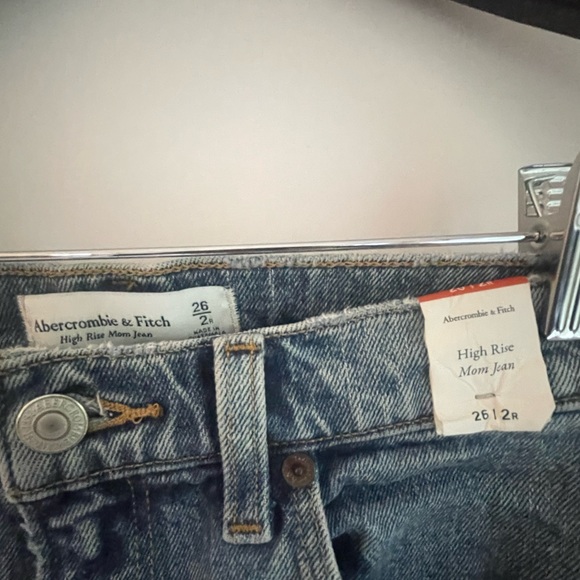 Abercrombie and Fitch Denim Jeans. New with tags! High Rise Mom Jean. Size: 26 - Picture 2 of 3